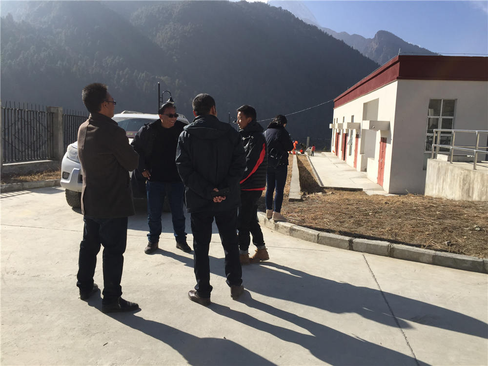 日喀則市環(huán)保督導組蒞臨吉隆縣污水處理廠檢查并指導工作，我吉隆縣環(huán)保局局長和分管縣長熊等領導陪同